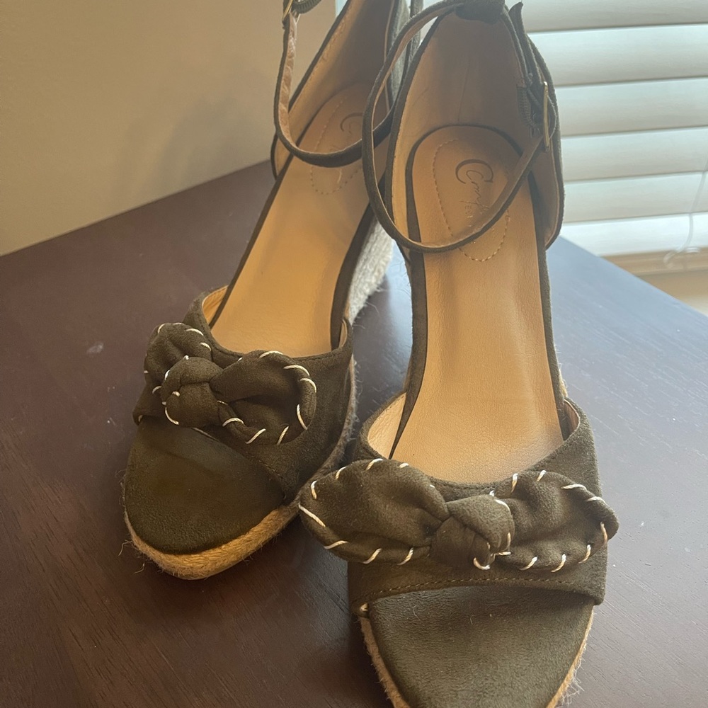 EST. 1946 Comfort Women’s wedges size 8M, brand new, green with cream stitching.